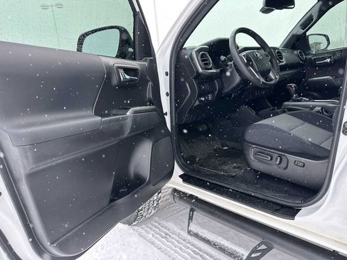 Used 2023 Toyota Tacoma TRD Off-Road w/ Black Out Package (TMS) image 19