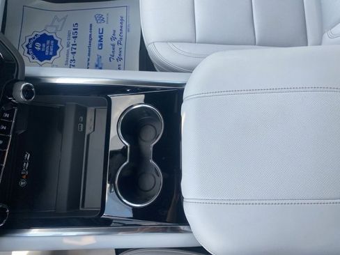 New 2025 Chevrolet Suburban Premier image 24