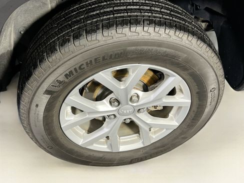 Used 2023 Jeep Grand Cherokee Limited AWD/4WD image 31