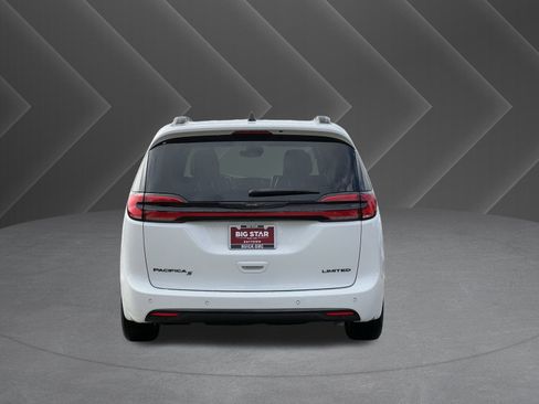 Used 2024 Chrysler Pacifica Limited w/ S Appearance Package image 3