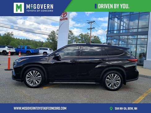 Used 2022 Toyota Highlander Platinum AWD/4WD image 2