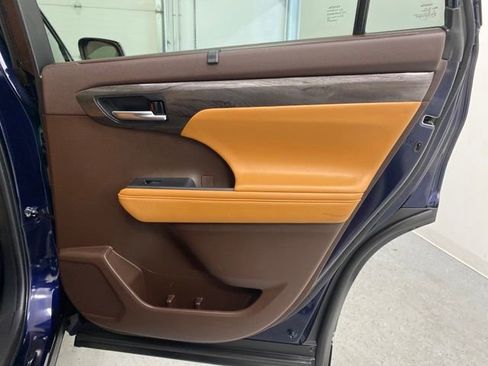 Certified 2022 Toyota Highlander Platinum image 38
