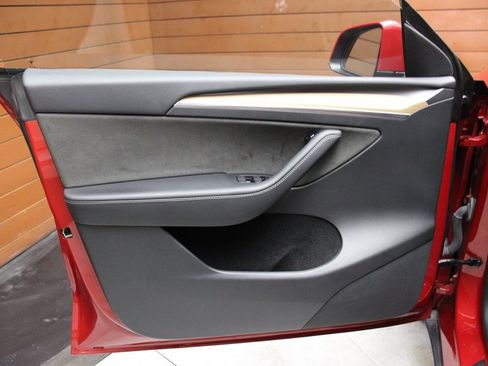 Used 2022 Tesla Model Y Long Range image 9