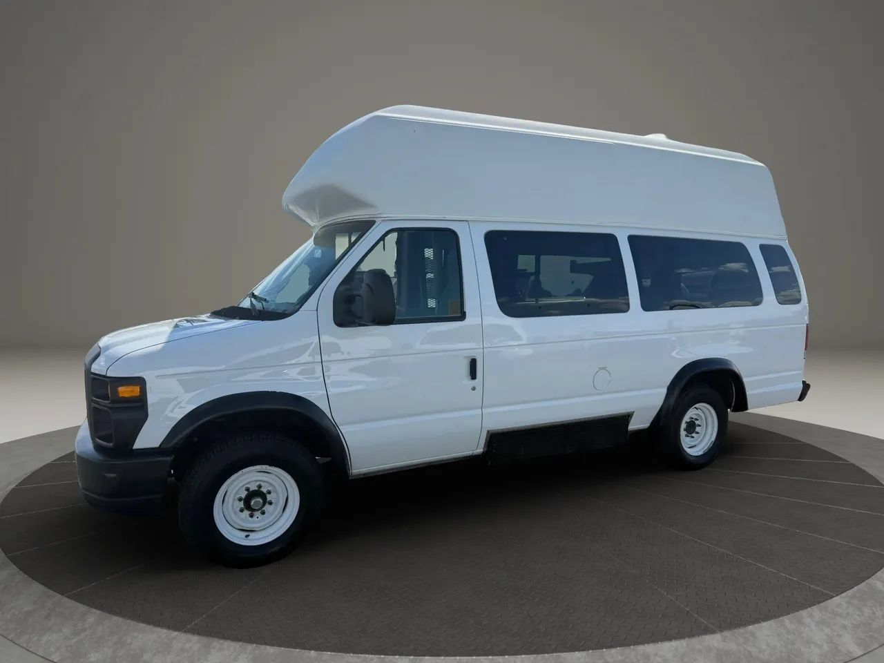 Used 2011 Ford E-350 and Econoline 350 Extended Super Duty RWD image 3