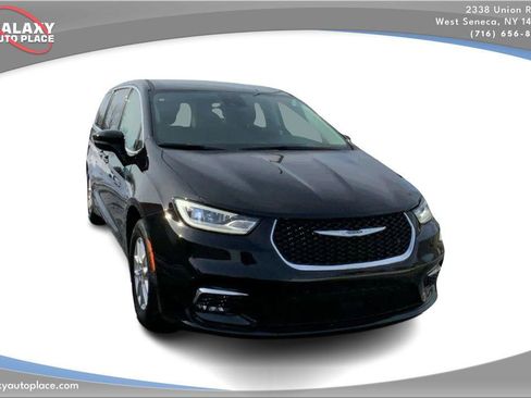 Used 2024 Chrysler Pacifica Touring-L image 3