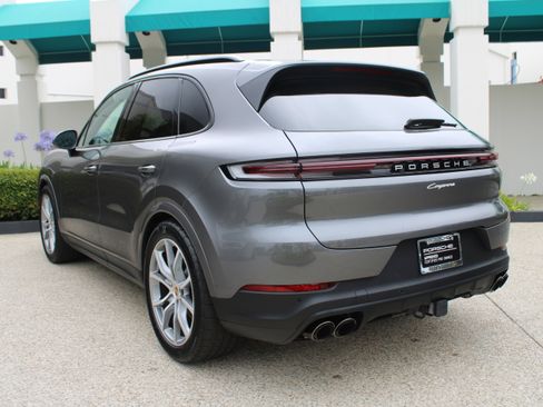 Certified 2025 Porsche Cayenne AWD/4WD image 3