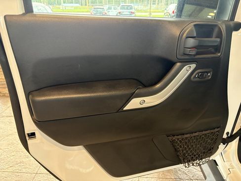 Used 2018 Jeep Wrangler Unlimited Sahara w/ Connectivity Group AWD/4WD image 22