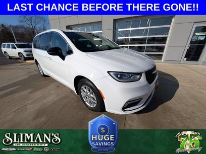 Used 2024 Chrysler Pacifica Touring-L