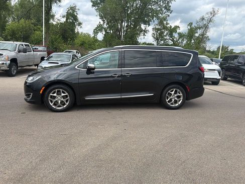 Used 2017 Chrysler Pacifica Limited w/ Advanced Safetytec Group FWD image 2