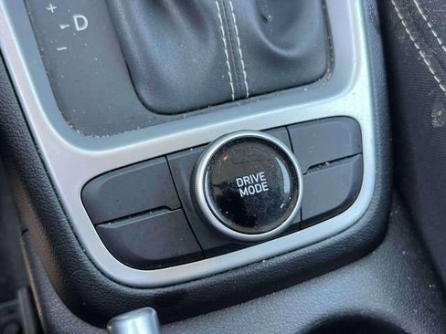 Used 2025 Hyundai Venue SEL FWD image 38