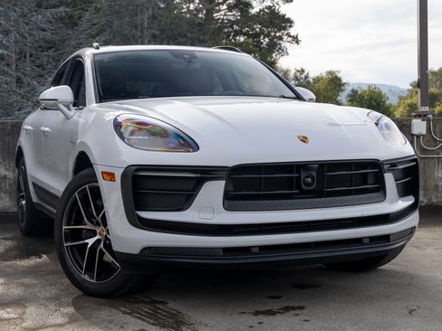 Certified 2023 Porsche Macan image 9