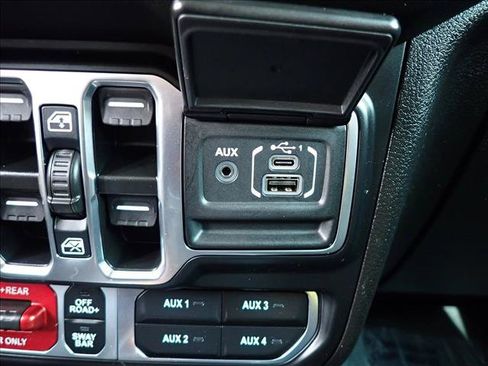 Used 2024 Jeep Gladiator Rubicon w/ Convenience Group AWD/4WD image 19