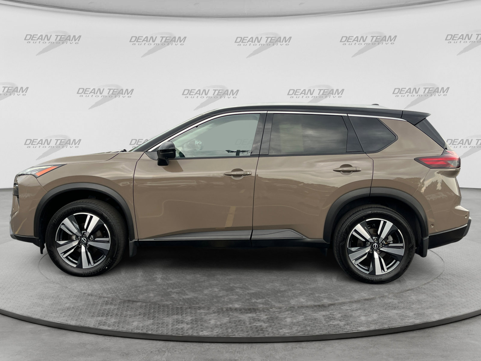 Used 2025 Nissan Rogue SL AWD/4WD image 4