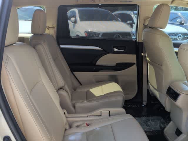 Used 2016 Toyota Highlander XLE AWD/4WD image 22