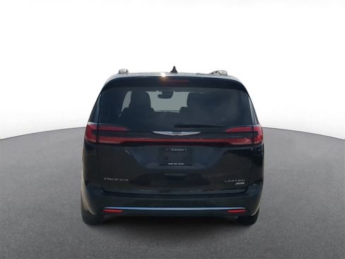 Used 2023 Chrysler Pacifica Limited image 7