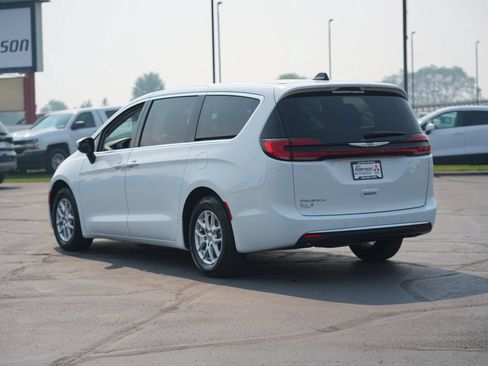 Used 2023 Chrysler Pacifica Touring-L FWD image 5