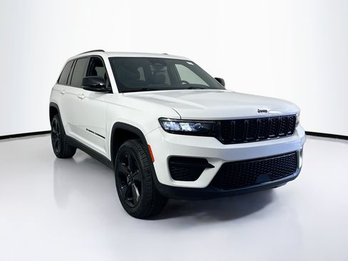 Used 2023 Jeep Grand Cherokee Altitude AWD/4WD image 3