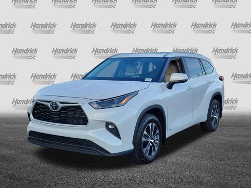Used 2025 Toyota Highlander XLE AWD/4WD image 3