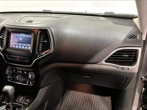 Used 2019 Jeep Cherokee Latitude Plus w/ Cold Weather Group AWD/4WD image 33