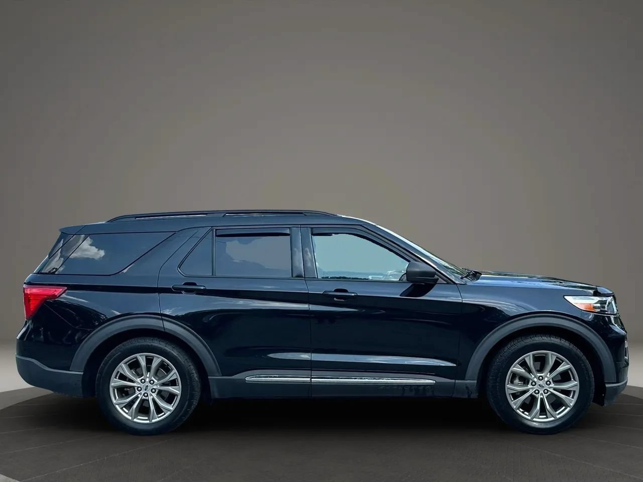 Used 2020 Ford Explorer XLT w/ Equipment Group 202A RWD image 2