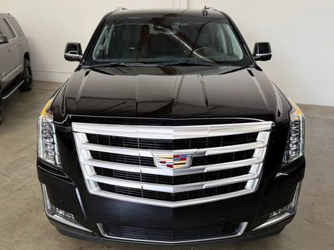 Used 2019 Cadillac Escalade Luxury RWD image 3