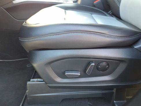 Used 2024 Ford Explorer XLT w/ Equipment Group 202A AWD/4WD image 16