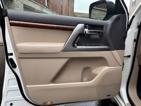 Used 2014 Toyota Land Cruiser Base image 8