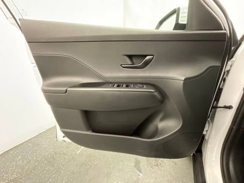 Used 2025 Hyundai Kona SEL AWD/4WD image 9