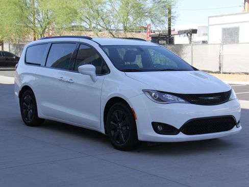 Used 2020 Chrysler Pacifica Touring-L w/ S Appearance Package FWD image 3