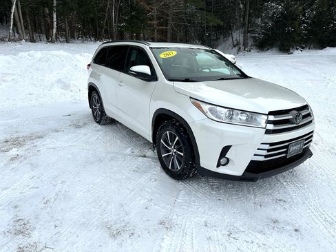Used 2017 Toyota Highlander XLE image 3