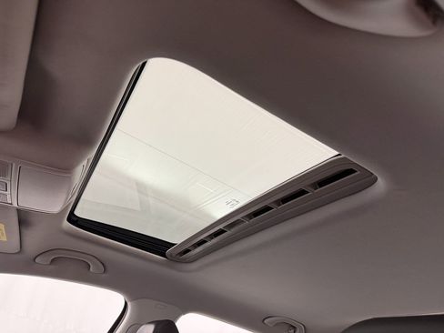 Used 2016 Volkswagen Passat 1.8T SEL Premium image 9