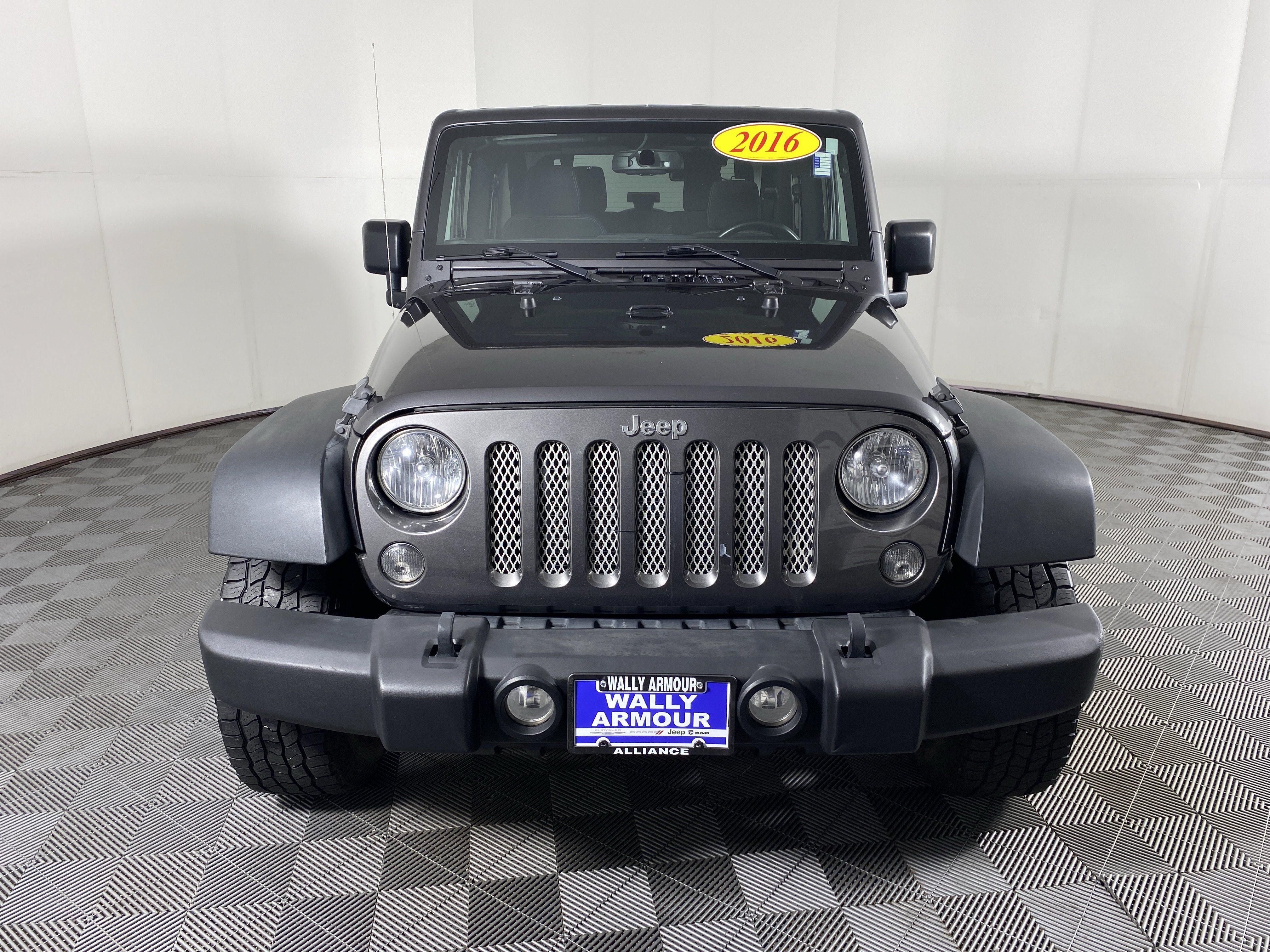 Used 2016 Jeep Wrangler Rubicon w/ Dual Top Group AWD/4WD image 9