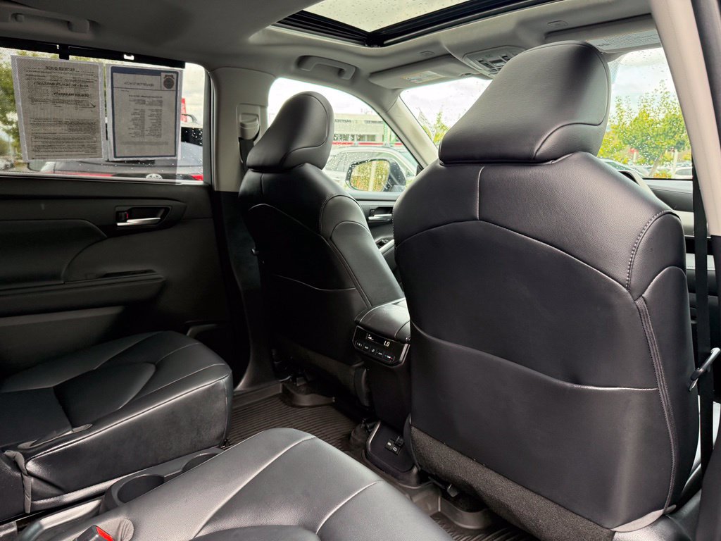 Used 2023 Toyota Highlander XLE AWD/4WD image 20
