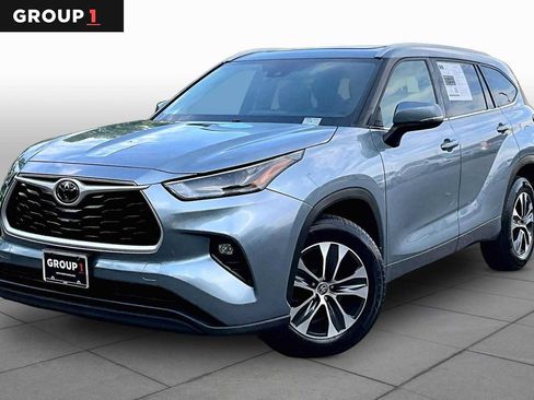 Used 2022 Toyota Highlander XLE AWD/4WD image 1