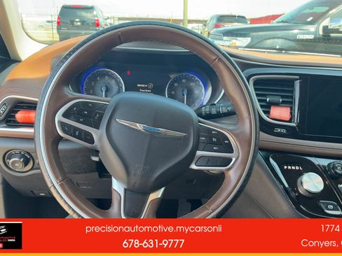 Used 2017 Chrysler Pacifica Limited image 10