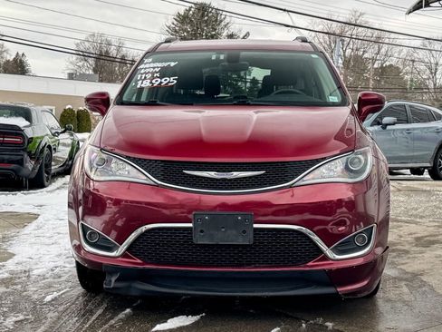 Used 2018 Chrysler Pacifica Touring-L image 10