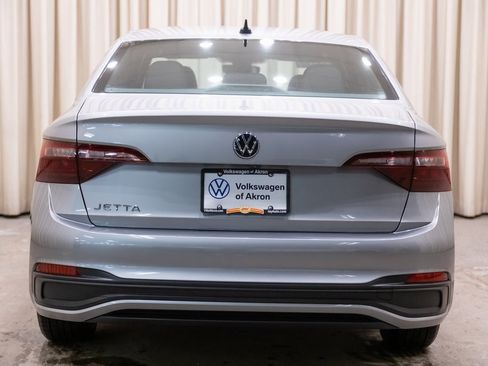 Used 2024 Volkswagen Jetta Sport image 4