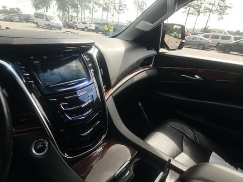 Used 2018 Cadillac Escalade ESV Premium Luxury AWD/4WD image 4