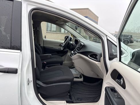 Used 2020 Chrysler Voyager L image 27