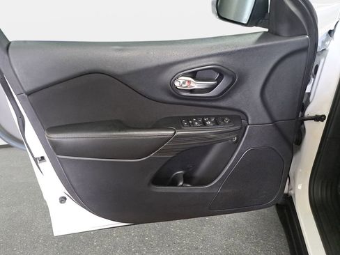 Used 2016 Jeep Cherokee Latitude w/ Cold Weather Group AWD/4WD image 27