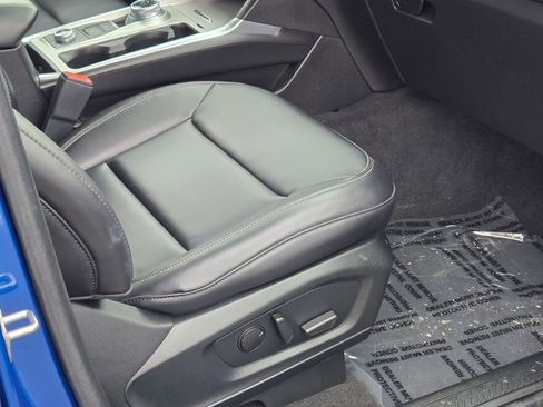 Used 2022 Ford Explorer XLT w/ Equipment Group 202A image 7