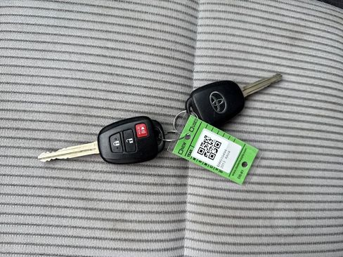 Used 2013 Toyota RAV4 XLE image 31