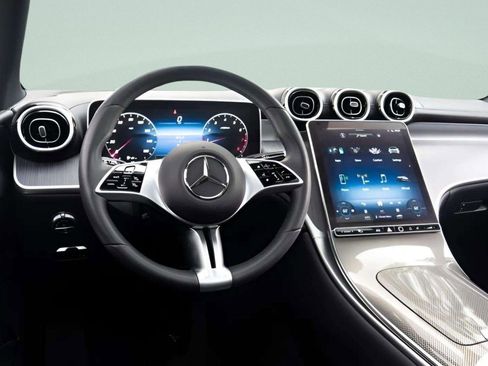 Used 2024 Mercedes-Benz GLC 300 4MATIC image 32