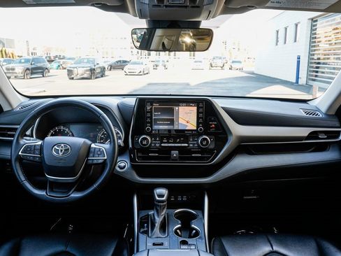 Used 2022 Toyota Highlander XLE image 11