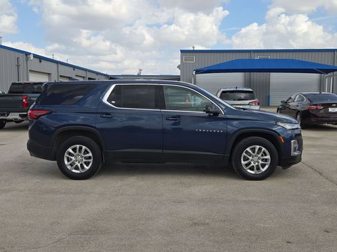 Used 2022 Chevrolet Traverse LS image 2
