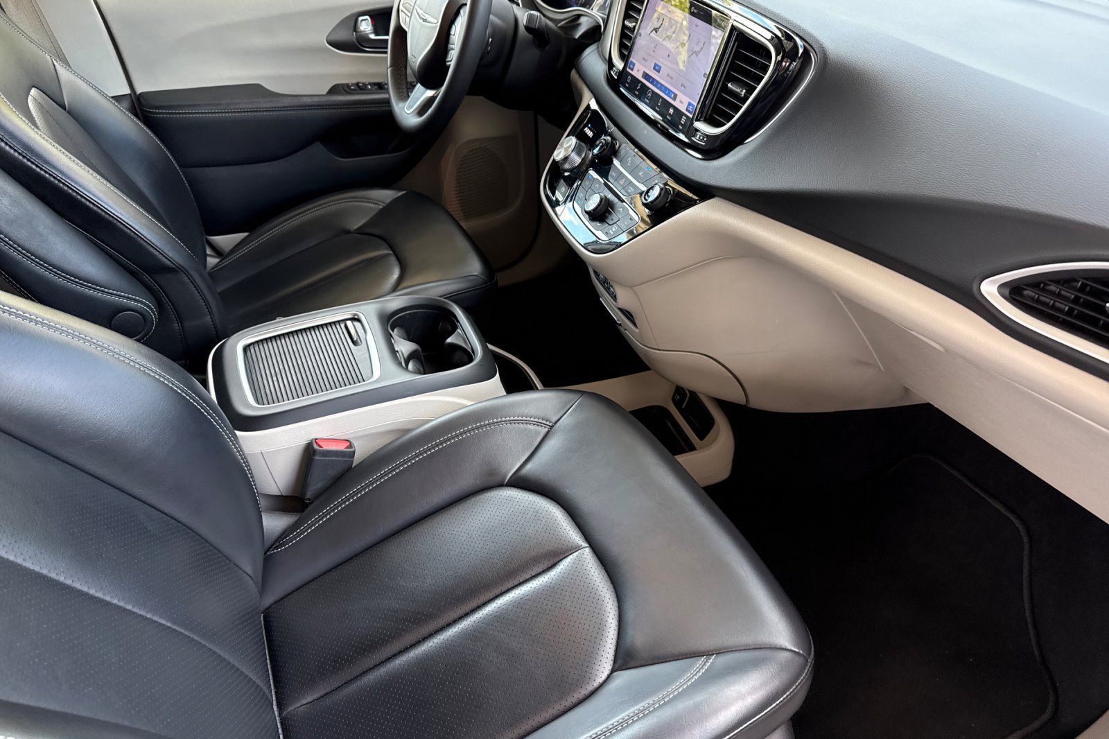 Used 2023 Chrysler Pacifica Touring-L FWD image 25