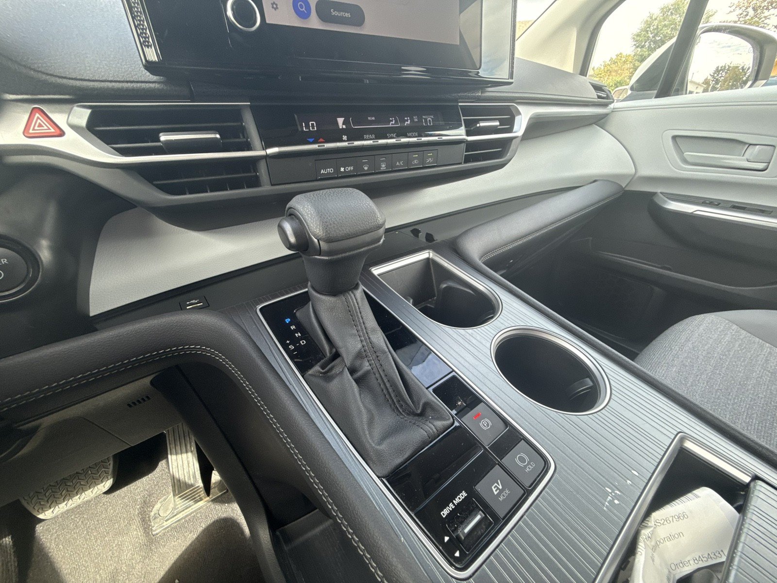 Used 2025 Toyota Sienna LE FWD image 14