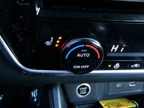 Used 2023 Nissan Rogue SL AWD/4WD image 32