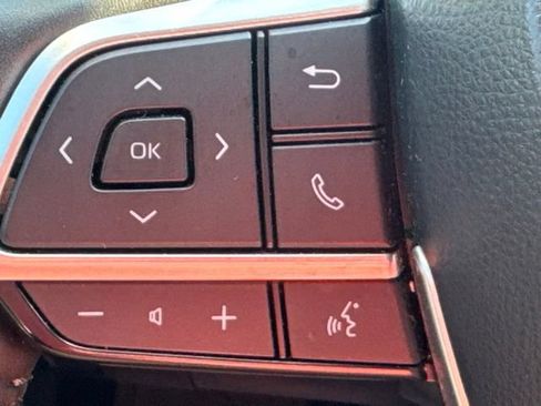 Used 2023 Toyota Highlander XLE FWD image 19