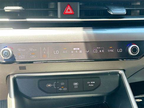 Used 2025 Kia Carnival FWD image 16